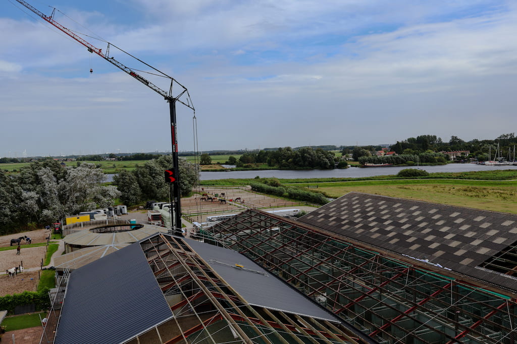 Begin van nieuw dak in Haarlem met de nok open voor het plaatsen van de lichtstraat